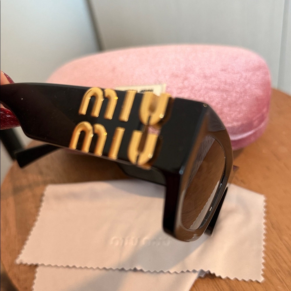 Miu Miu Black Sunglasses with Pink Velvet Case - Picture 4 of 4